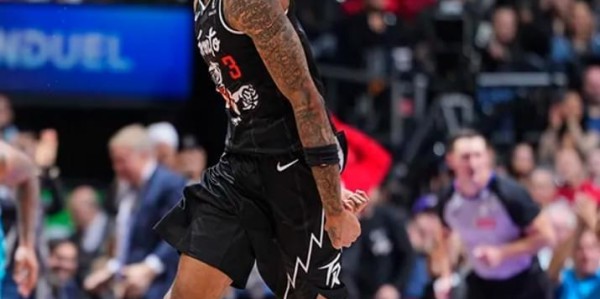 九游体育-绿凯拒23分逆转！布朗30+8全队第一，湖人旧将30+4尽力，怀特27+5